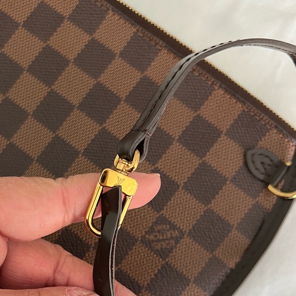 Authentic Louis Vuitton Damier pouch - Picture 4 of 4